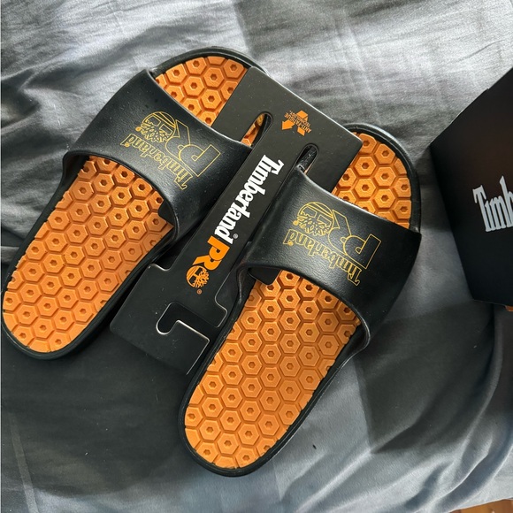 The shirt and slippers are new, just bought but they didn't fit me - Picture 4 of 4